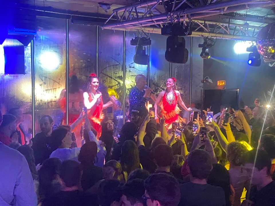 SHOW très chaud de FRANCKY et ses danseuses !